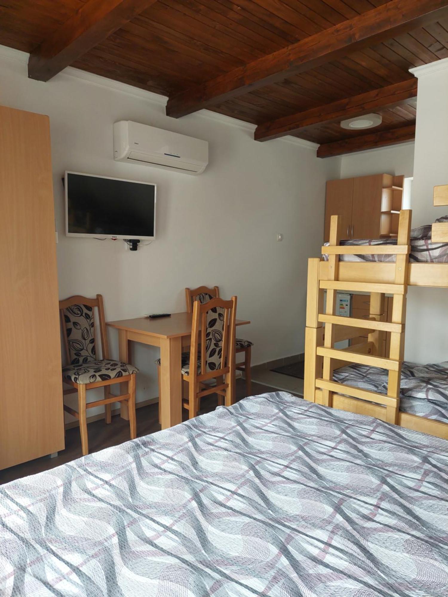 M&m Apartment Pacir